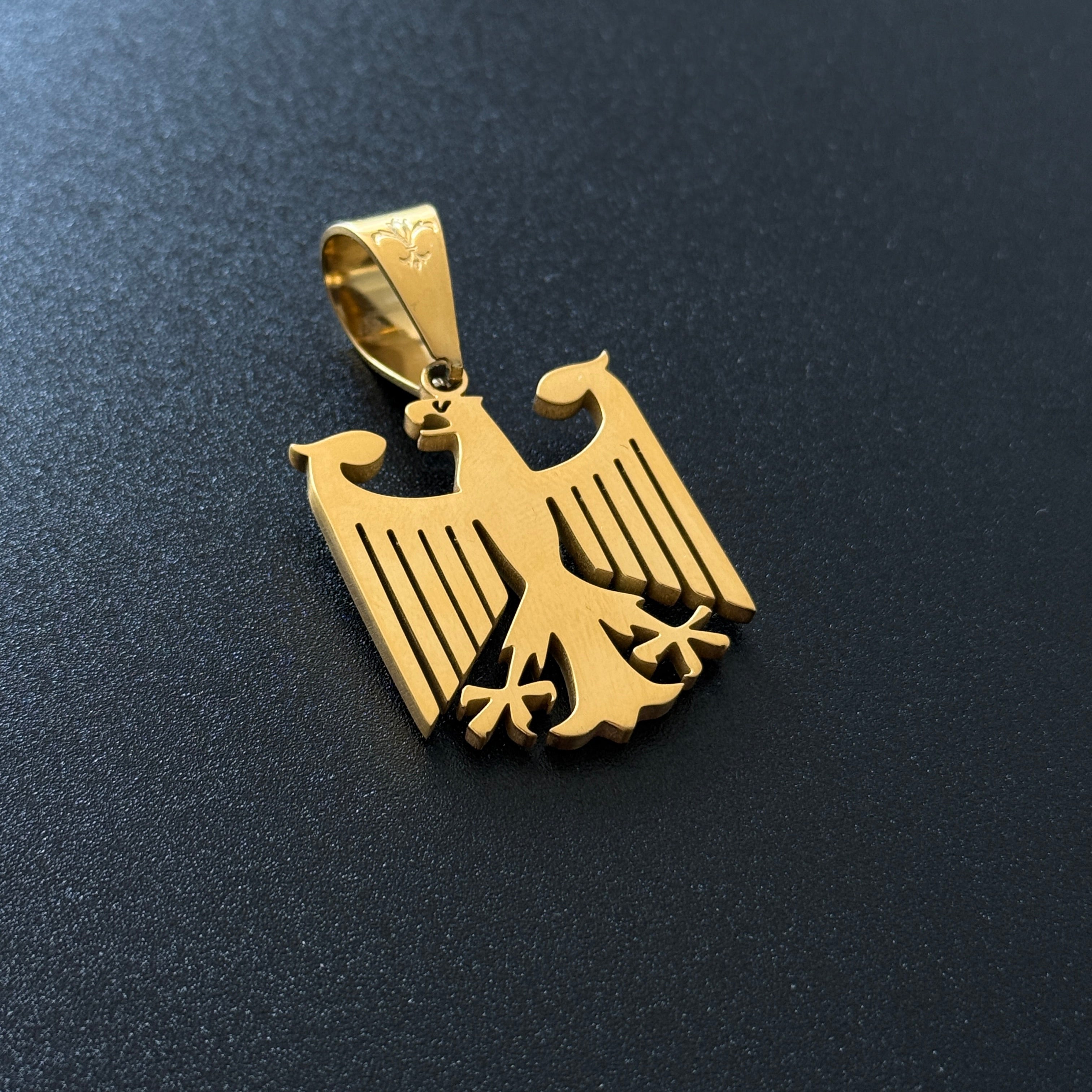 L&T Deutschland Adler Anhänger Matt aus Edelstahl zusätzlich 24 Karat Goldschicht vergoldet