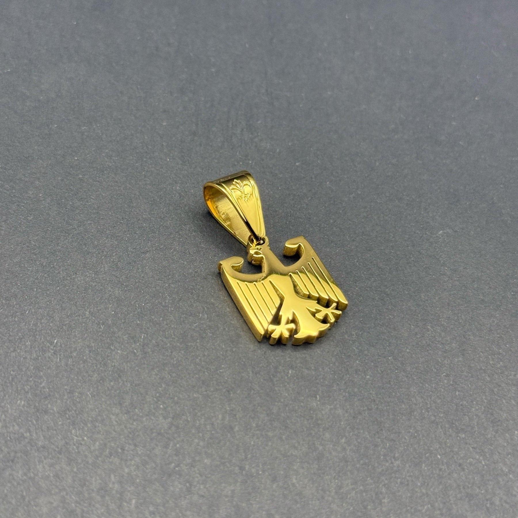 L&T Deutschland Adler klein Anhänger aus Edelstahl zusätzlich mit 24 Karat Goldschicht vergoldet