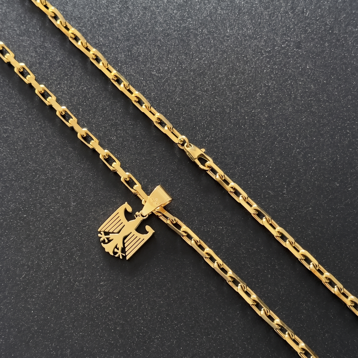 Set: NOBLESSE Halskette 5 mm breit + Deutschland Adler Anhänger klein – 24 Karat vergoldet, Nahaufnahme