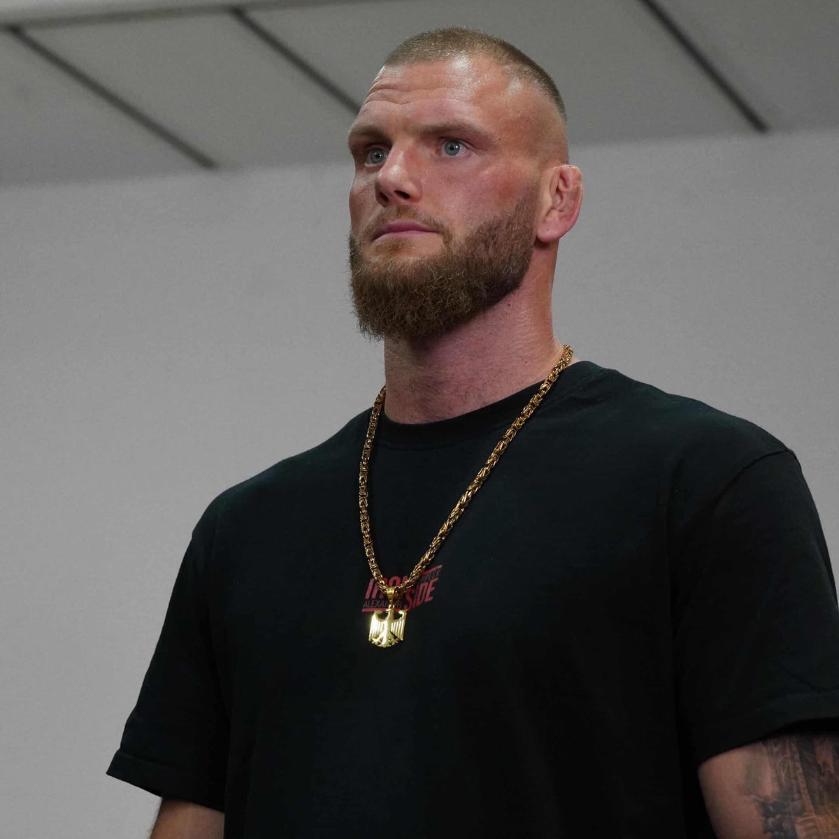 MMA-Fighter Alexander Poppeck trägt Königskette 5 mm mit Deutschland-Adler-Anhänger, 24 Karat vergoldet