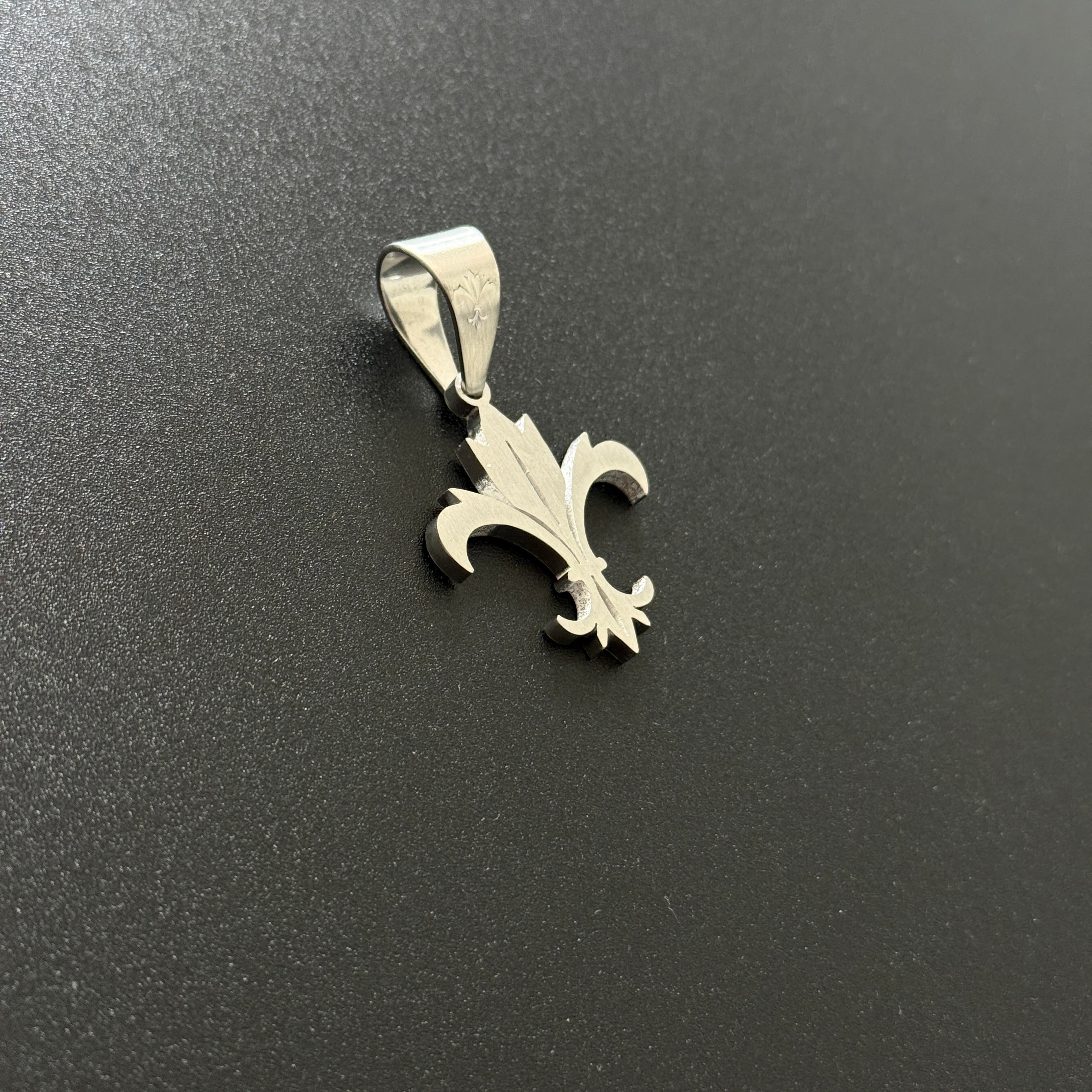 L&T Fleur-de-Lis Anhänger Matt aus Edelstahl