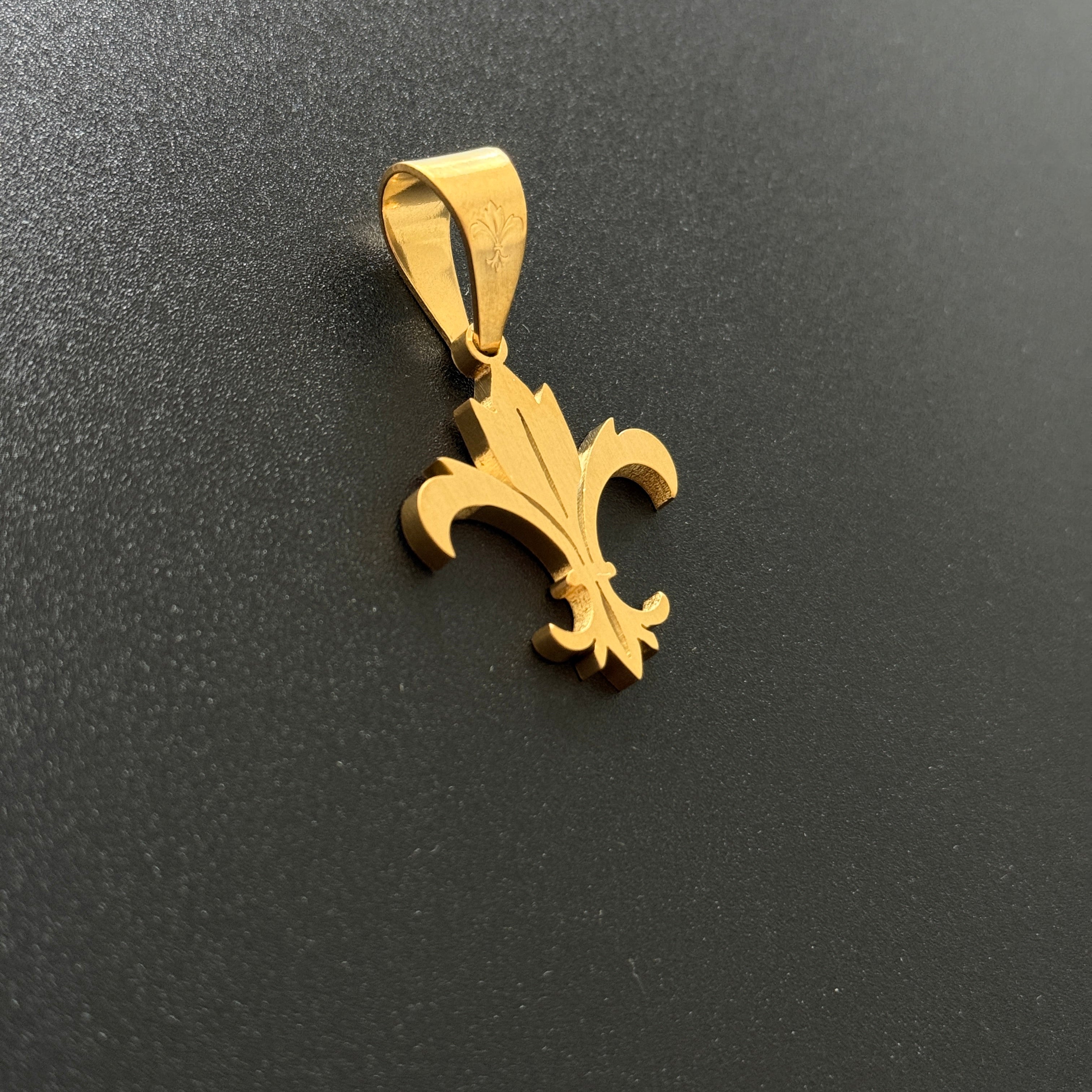 L&T Fleur-de-Lis Anhänger Matt aus Edelstahl zusätzlich 24 Karat Goldschicht vergoldet