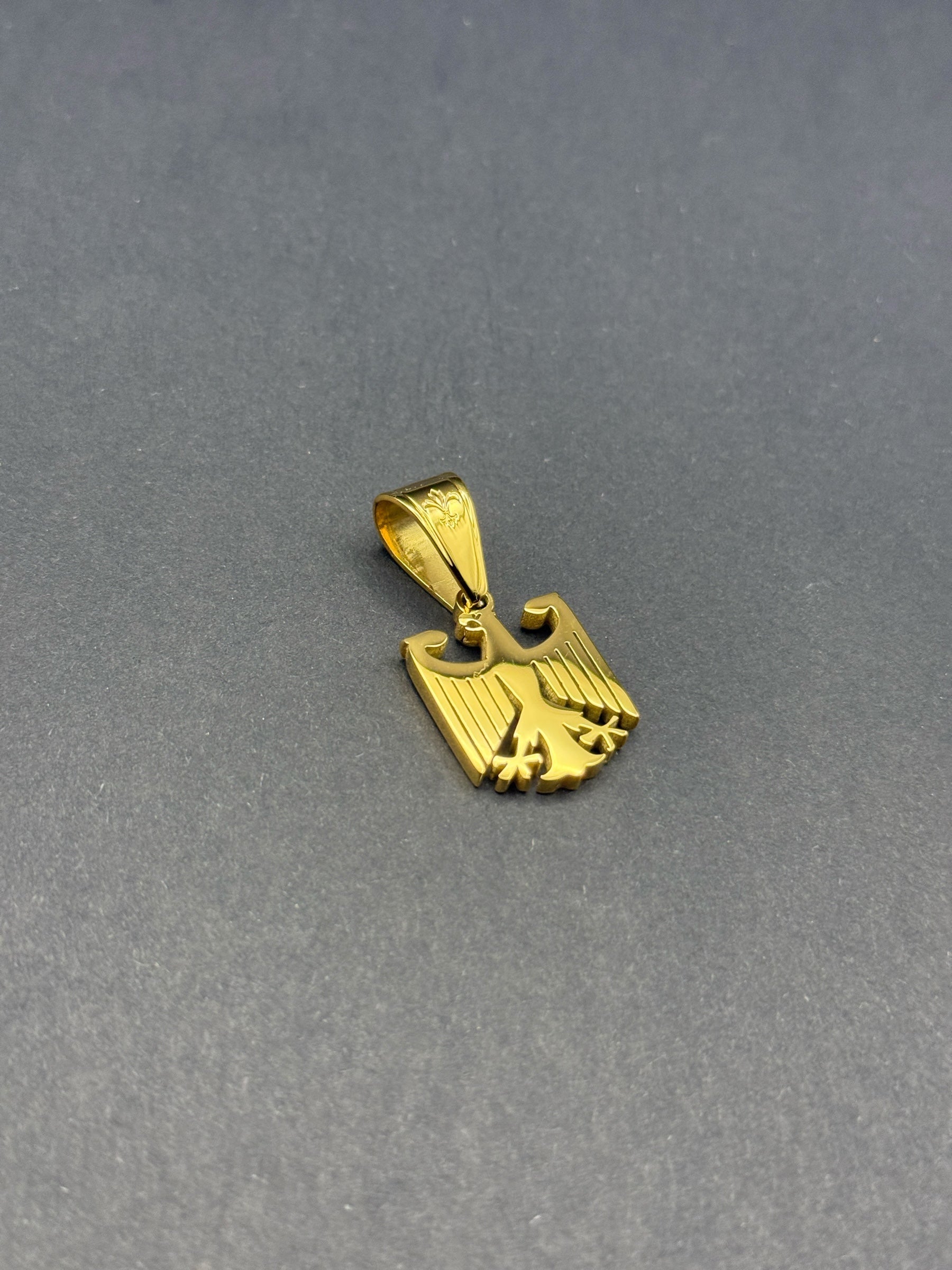 L&T Deutschland Adler klein Anhänger aus Edelstahl zusätzlich mit 24 Karat Goldschicht vergoldet