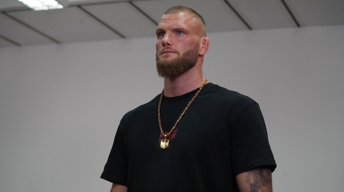 MMA-Fighter Alexander Poppeck trägt Königskette mit Deutschland-Adler-Anhänger von Lilian&Thierry, 24 Karat vergoldet